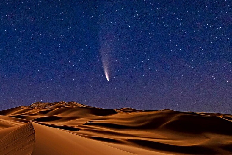 （写真はイメージです）アラブ首長国連邦の砂漠上空に現れた彗星　ANTON PETRUSｰMOMENT/GETTY IMAGES