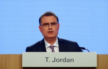 　スイス国立銀行のジョルダン総裁（写真）は８日、超金融緩和政策はスイスフランの安定性にとってリスクにはなっておらず、必要があればいつでも方針転換することが可能だと述べた。６月ベルンで撮影（２０２０年　ロイター/Arnd Wiegmann）