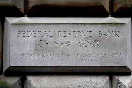 　４月２３日、米ニューヨーク連銀の市場グループ責任者、ダリープ・シン氏は２２日、新型コロナウイルスの世界的流行で金融市場のボラティリティは２００８年の金融危機以降で最も極端な水準に達し、米連邦準備理事会（ＦＲＢ）の介入がなければ恐らく混乱は収まらなかったと指摘した。写真はニューヨークで昨年１０月撮影（２０２０年　ロイター／CARLO ALLEGRI）