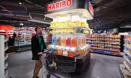 　１１月３０日、欧州連合（ＥＵ）統計局が発表したユーロ圏の１１月の消費者物価指数（ＨＩＣＰ）速報値は前年同月比１０．０％上昇となり、伸び率は１０月の１０．６％から鈍化したほか、予想（１０．４％）を大きく下回った。ドイツ・デュッセルドルフで２０２０年４月撮影（２０２２年　ロイター／Wolfgang Rattay）