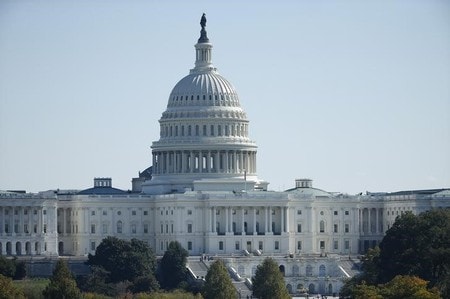 　米民主党がトランプ米大統領弾劾に向けた手続きを進めるなか、議会とホワイトハウスは、現行のつなぎ予算が１１月２１日に期限切れとなるため、予算失効に伴う政府機関閉鎖の回避に向けた法案を検討している。写真はワシントンの米議会。１１月２日撮影（２０１９年　Amber Searls-USA TODAY Sports）