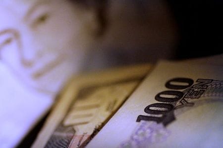 　２月１９日、午後３時のドル／円は、前日ニューヨーク市場の午後５時時点から小幅高の１１０円ちょうど付近。写真は２０１７年６月撮影（２０２０年　ロイター／THOMAS WHITE）