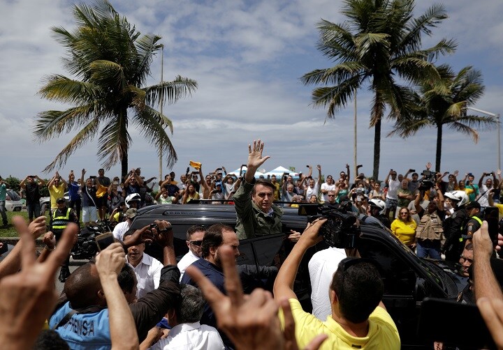 大統領選挙の投票日、支持者に手を振っていた極右候補ボルソナロ（10月28日、リオデジャネイロ）　Ricardo Moraes-REUTERS