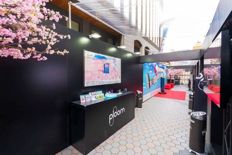 浅草六区ブロードウェイに出現した「Ploom LOUNGE」。20mの長さがあり、試喫ができるだけでなく、さまざまな体験型のコンテンツが実施された