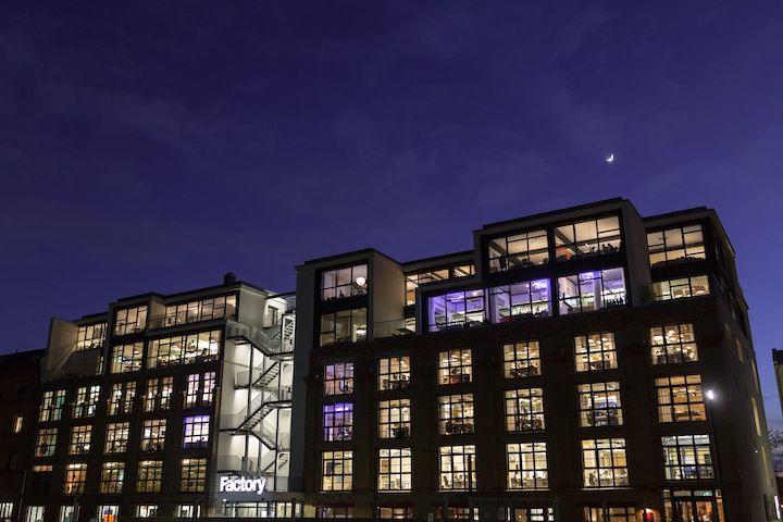 ベルリン最大級のイノベーション・ハブ「Factory」は、ミッテ地区の元ビール醸造工場を改築し、2014年に開設された。&copy;Factory Berlin