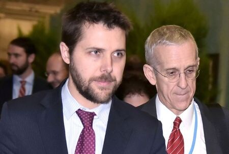 バイデン次期米大統領は３日、米国家経済会議（ＮＥＣ）の次期委員長にブライアン・ディーズ氏（左）を起用すると発表した。パリ近郊で２０１５年１２月代表撮影（２０２０年　ロイター）