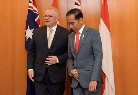 インドネシアのジョコ・ウィドド大統領は１０日、オーストラリア議会で演説し、太平洋島しょ国の開発支援でオーストラリアと協力していきたいと表明した。写真は１０日、会談するモリソン豪首相とジョコ大統領、提供写真。（２０２０年　ロイター）