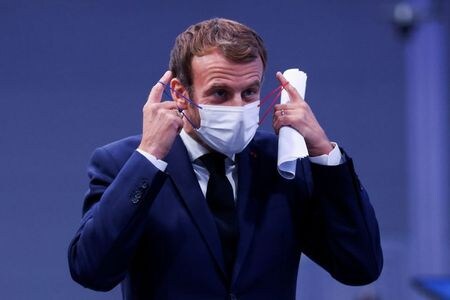 １１月５日、フランス政府はマクロン大統領が来週９日に国民に向けて新型コロナウイルス感染症の再拡大や経済改革プログラムについて演説すると発表した。写真は１１月１日、英グラスゴーでＣＯＰ２６に出席するマクロン大統領（２０２１年　ロイター／Yves Herman）