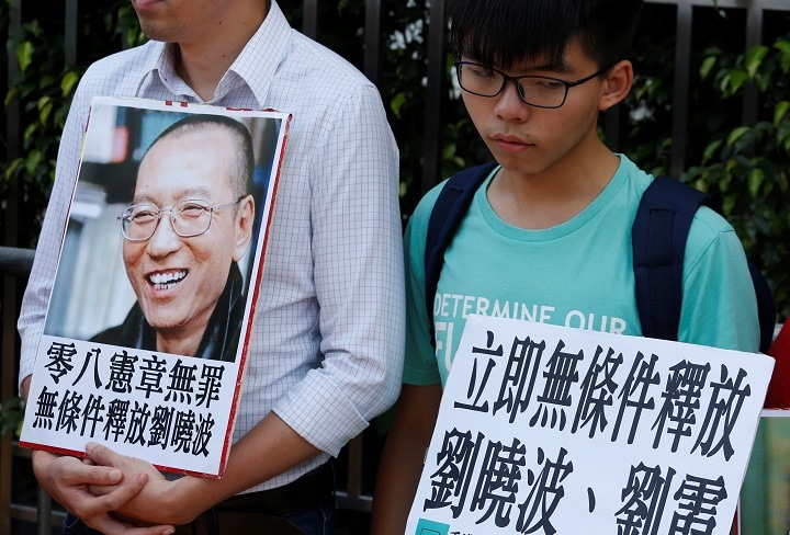 ノーベル平和賞受賞者の劉暁波の即時釈放を求めるデモ（香港、6月27日）　Bobby Yip-REUTERS