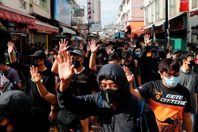 抗議活動が続く香港で5日、数千人が中国本土との境界に近い新界地区の上水で民主化を求めるスローガンを叫びながら行進し、転売目的で「爆買い」する中国本土の買い物客らに怒りの矛先を向けた。写真は1月5日、上水で撮影（2020年　ロイター/Tyrone Siu）