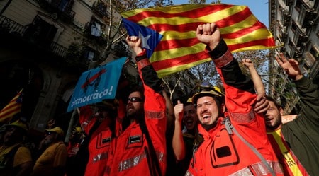 　１１月１日、格付け会社ムーディーズ・インベスターズ・サービスは、スペイン北東部カタルーニャ自治州の独立宣言と自治権停止は同州とスペインにとって「クレジットネガティブ」との見解を示した。写真はバルセロナで１０月撮影（２０１７年　ロイター／Yves Herman）