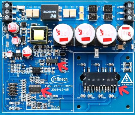 米半導体メーカー、アナログ・デバイセズ（ＡＤＩ）のビンセント・ロシュ最高経営責任者（ＣＥＯ）は１７日、半導体の需給が逼迫していることを踏まえ、カリフォルニア州の工場閉鎖を延期する考えを明らかにした。写真は、ドイツメーカー製の半導体基板。２０２０年２月２０日に撮影。（２０２１年　ロイター／Michael Dalder）