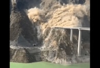 一瞬にして「巨大な橋が消えた」...中国・「完成直後」の橋が崩落する瞬間を捉えた「衝撃映像」に広がる疑念