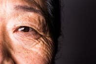 目は確実に老化する。白内障、緑内障、そして日本で近年増加中の「失明原因」とは？