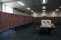 米東部州の連邦上院選、元共和党議員と民主党下院議員の対決に