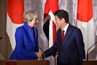 アメリカの衰退見据え「日英同盟」の再構築を　英首相メイと安倍首相の握手