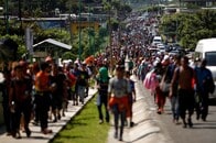 トランプ、米国を目指す移民集団問題で中米への援助削減を表明　国境警備隊や軍に警戒指示