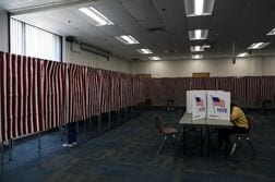 米東部州の連邦上院選、元共和党議員と民主党下院議員の対決に