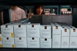 アングル：ブランドバッグより高級スキンケアを、変化する中国の高級品消費