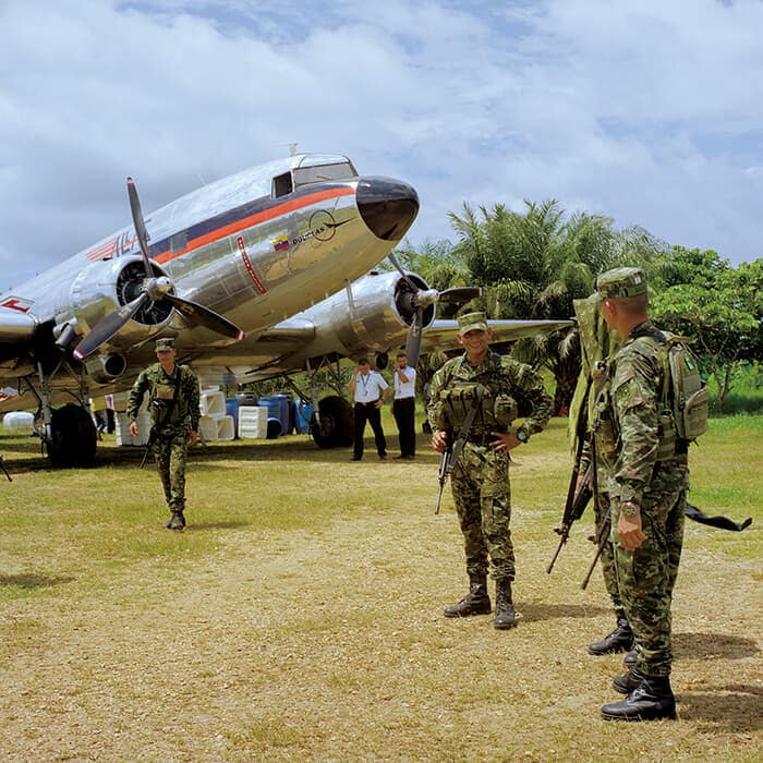 アマゾナス県ラペドレラの空港で警備に当たるコロンビア政府軍。アマゾン地域では複数のゲリラグループが活動している