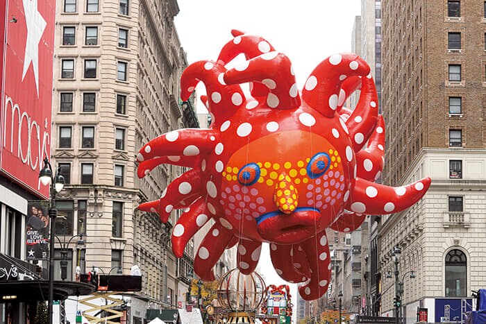 2020年　ブルースカイギャラリー第8弾の草間彌生のバルーンは前年の準備中に壊れてしまい、2020年に再登場　Peter KramerーNBCーNBCU Photo Bank／Getty Images