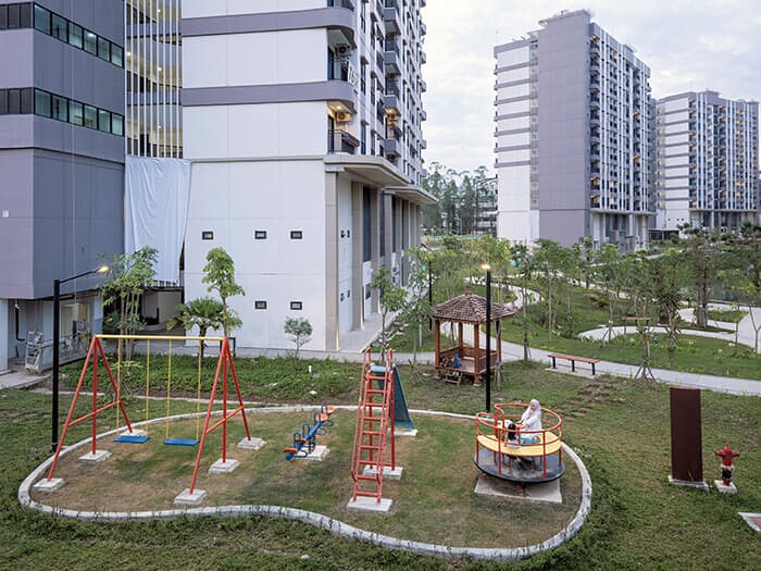 建設中の政府職員向けの共同住宅が並ぶ。新首都への移転奨励策として、職員には無料で住宅が提供されているが、現在この地で暮らしているのは1100人ほどで、本格的な移住は進んでいない