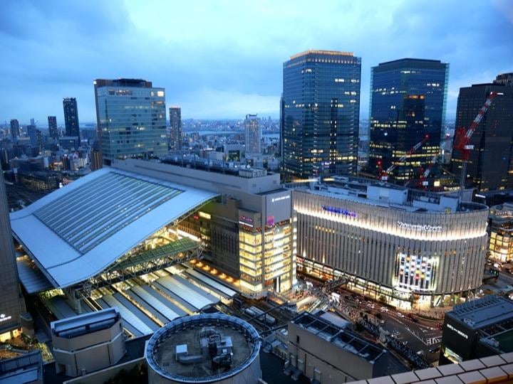 ドーム屋根が印象的な大阪駅