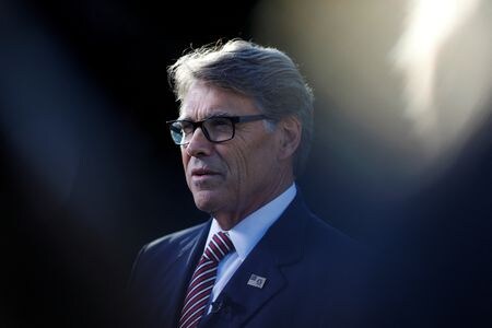 　米テキサス州のエネルギー企業ファーミ・アメリカは２６日、同州アマリロに世界最大級の人工知能（ＡＩ）用データセンターとエネルギーの複合施設を建設すると発表した。写真は同社を創業したリック・ペリー元エネルギー長官。ワシントンで２０１９年１０月撮影（２０２５年　ロイター／Tom Brenner）