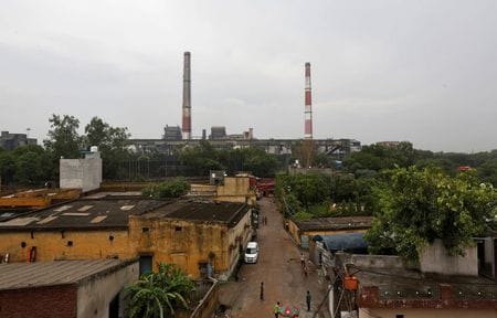 インドの首都ニューデリー周辺の石炭火力発電所１１カ所のうち６カ所が大気汚染削減のため稼働を停止する中、北部ハリヤナ州とパンジャブ州で停電が起きたことが、政府関係者の話で分かった。写真はニューデリーの石炭火力発電所。２０１７年７月撮影（２０２１年　ロイター／ADNAN ABIDI）