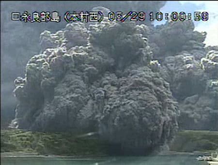 　５月２９日、政府は、鹿児島県屋久島町の口永良部島での噴火を受け、赤澤亮正内閣府副大臣をトップとする政府調査団を派遣することを決めた。写真は気象庁提供（２０１５年　ロイター）