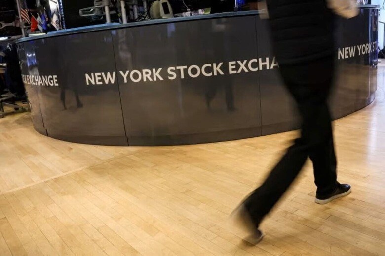A trader works on the floor at the New York Stock Exchange (NYSE) in New York City, U.S., May 17, 2024. REUTERS/Brendan McDermid/File Photo