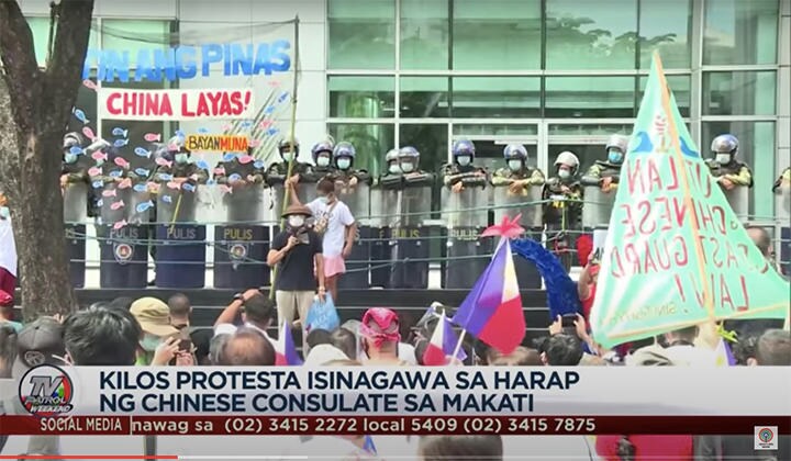 フィリピン独立記念日にマニラの中国大使館前で行われた抗議デモ　ABS-CBN News-YouTube