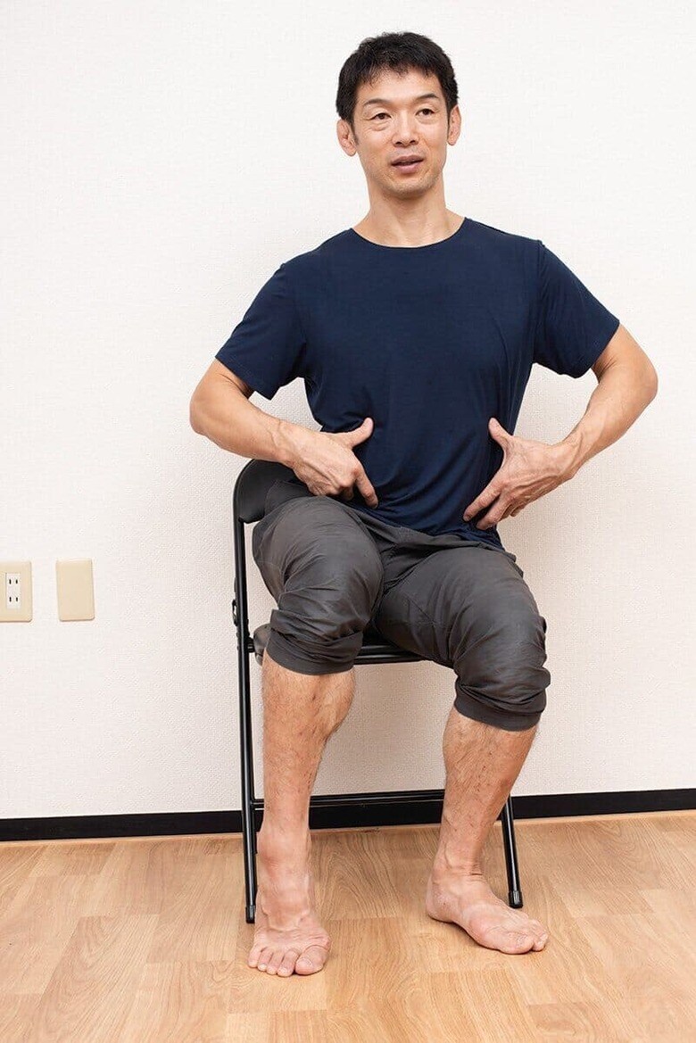 【「膝腰同側」の体操】　なるべく頭は動かさず、骨盤より下だけを左右に動かす　撮影＝今井一詞