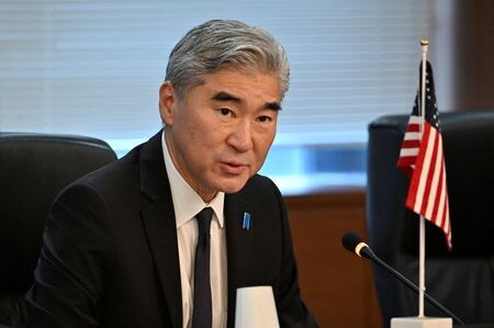米国のソン・キム北朝鮮担当特別代表は中国の朝鮮半島事務特別代表の劉曉明氏に対し、米国は北朝鮮の「前例のない」数の弾道ミサイル発射に懸念を抱いていると伝えた。米国務省が発表した。代表撮影（２０２２年　ロイター）