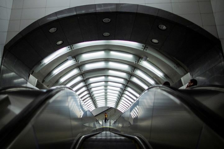 消毒作業中のニューヨークの地下鉄　Eduardo Munoz-REUTERS