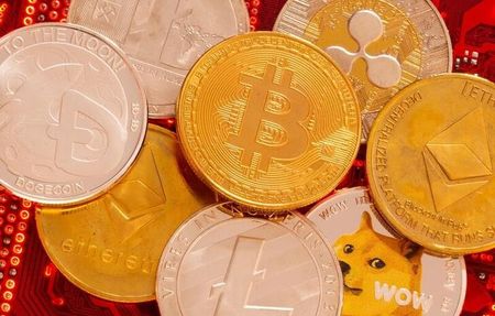 　３月１１日、英規制当局は、暗号資産（仮想通貨）会社を含む金融サービス会社に対し、ロシアとベラルーシに対する制裁を順守するよう求めた。写真はボスニア・ヘルツェゴビナのゼニツァで昨年６月撮影（２０２２年　ロイター／Dado Ruvic）