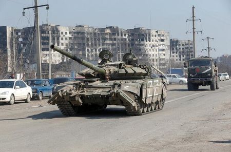 　英軍情報当局は１０日、ロシア軍が兵力の増強を目指しているとの見方を示した。２０１２年以降に除隊された兵士を徴兵するという。写真はロシア軍の戦車。ウクライナ南部マリウポリで５日撮影（２０２２年　ロイター/ALEXANDER ERMOCHENKO）
