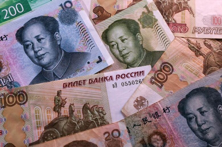 写真はロシアルーブルと中国人民元の紙幣。2025年9月撮影。REUTERS/Dado Ruvic