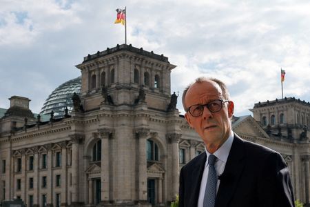 　ドイツの調査機関フォルサの世論調査によると、政党別支持率で極右政党「ドイツのための選択肢（ＡｆＤ）」が２６％で首位となり、メルツ首相（写真）の保守政党連合キリスト教民主・社会同盟（ＣＤＵ・ＣＳＵ）は２４％と２位に転落した。ベルリンで７月撮影(２０２５年　ロイター/Fabrizio Bensch)