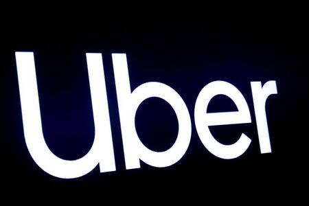 米配車大手ウーバー・テクノロジーズは２８日、アプリを使って新型コロナウイルスワクチンの接種予約ができるサービスを米国内で提供すると発表した。写真はウーバーのロゴ。２０１９年５月撮影（２０２１年　ロイター/Brendan McDermi）