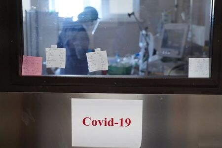 世界保健機関（ＷＨＯ）のハンス・クルーゲ欧州地域事務局長は４日、域内で新型コロナウイルスの新規感染者数と死者数が急増していることから、欧州各国はさらなる感染拡大を抑制する取り組みを強化する必要があると述べた。１０月撮影（２０２１年　ロイター/Janis Laizans）