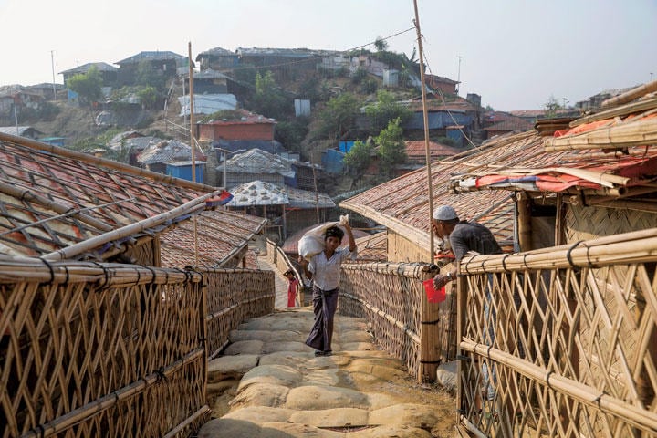 コックスバザールのキャンプを歩くロヒンギャの少年　MOHAMMAD PONIR HOSSAINーREUTERS