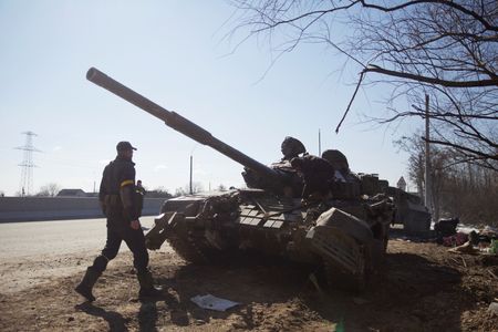 ロシアのプーチン大統領は１６日、ウクライナは間もなく自国の軍備を使い果たし、西側から供給される軍備に完全に依存することになるとし、長期間にわたる戦闘能力を失うと述べた。キーウ（キエフ）近郊で２０２２年３月撮影（２０２３年　ロイター/Anna Kudriavtseva）