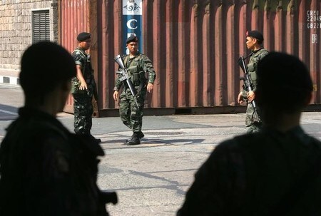 　９月２６日、フィリピンのドゥテルテ大統領警護チームのメンバーが銃の発砲により死亡しているのが発見された。大統領は発砲があった時に現場からはずっと離れた所にいたという。大統領警護グループ（ＰＳＧ）のトップは、犯罪の可能性を否定している。写真は２００６年２月、マニラの大統領公邸前で撮影（２０１７年　ロイター／Bobby Yip）