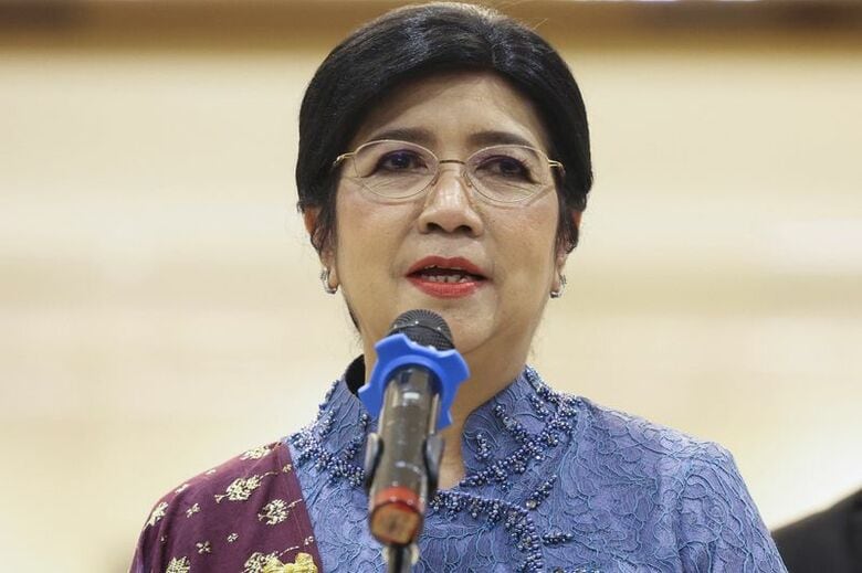 インドネシア中央銀行は２３日、デストリ総裁の就任以来初となる政策金利決定会合を開き、市場の予想通り政策金利の７日物リバースレポ金利を５．７５％に据え置いた。写真は今月２日、中銀総裁就任式の後に記者会見に臨むデストリ氏（２０２６年　ロイター／Ajeng Dinar Ulfiana）