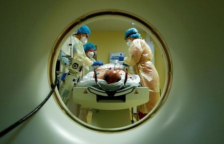 １２月１日、    欧州が新型コロナウイルス感染の急増リスクのある冬に備えている中で、今のところインフルエンザの確認感染数が最小限にとどまっている。独ベルリンの病院で１０月撮影（２０２０年　ロイター/Fabrizio Bensch）