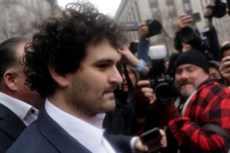 経営破綻した暗号資産（仮想通貨）交換業者ＦＴＸの創業者サム・バンクマンフリード被告（３０）が２２日、顧客資金を不正に流用した詐欺などを巡る裁判を待つ間、保釈された。保釈金は２億５０００万ドル。写真は同日、保釈後にニューヨーク州のマンハッタン連邦地方裁判所を出るバンクマンフリード被告（２０２２年　ロイター／Jeenah Moon）