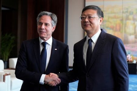 ４月２５日、中国を訪問中のブリンケン米国務長官（写真左）は上海市トップの陳吉寧・市党委書記（同右）と会談した。代表撮影（２０２４年　ロイター）