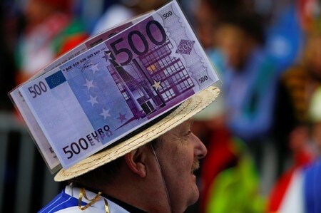 １０月１６日、欧州連合（ＥＵ）統計局が発表した９月のユーロ圏消費者物価指数（ＣＰＩ）改定値は前年同月比０．８％上昇し、速報値の０．９％上昇から下方修正された。ドイツのケルンの祭りで２０１６年２月撮影（２０１９年　ロイター/Wolfgang Rattay）