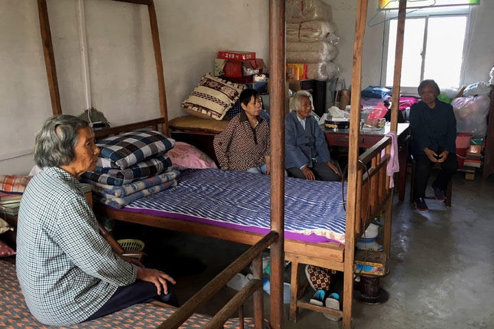 農村では、世帯扶養を中心に地域で支える介護モデル（2017年、上海近郊の農村でテレビを見る女性たち）　David Stanway-REUTERS